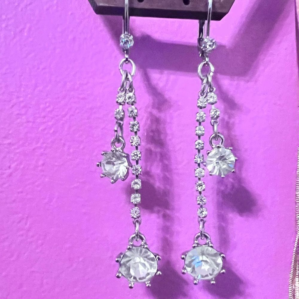 ⭐️3/$25⭐️ NWOT Diamond Rhinestone Long Dangly Silver Pierced Earrings